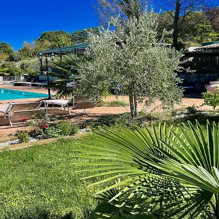 2 Traditional Farmhouses Contain 6 Two Bedroom Apts - Amazing Views All Around Daire Colle Umberto (Umbria)