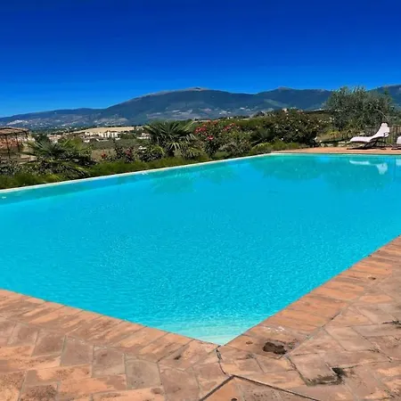 Daire 2 Traditional Farmhouses Contain 6 Two Bedroom Apts - Amazing Views All Around Colle Umberto (Umbria)