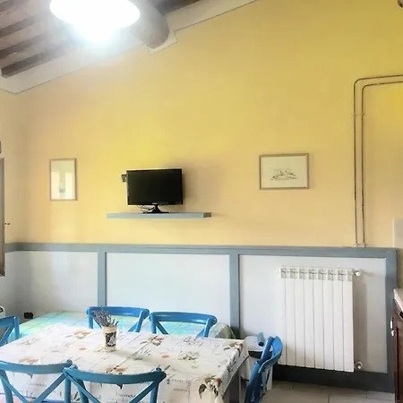 2 Traditional Farmhouses Contain 6 Two Bedroom Apts - Amazing Views All Around Daire Colle Umberto (Umbria)